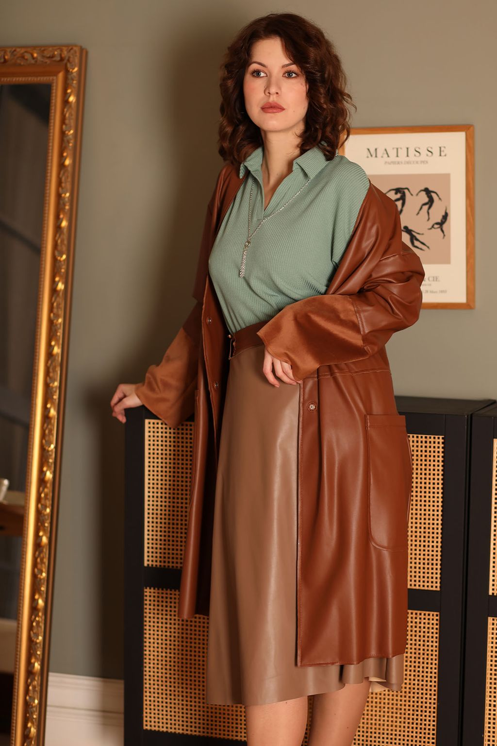 Пальто коричневое из экокожи осеннее plus size - Almond фото 5