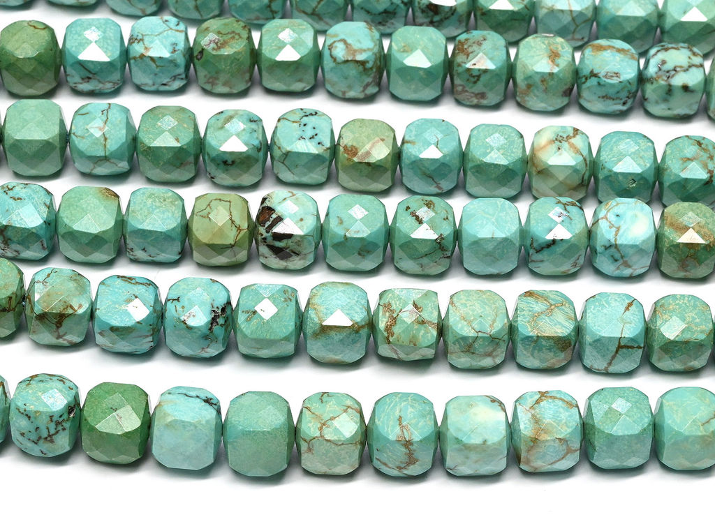 Бусины из бирюзы кубик гр.9мм, 39см, 46 бусин Радуга камня