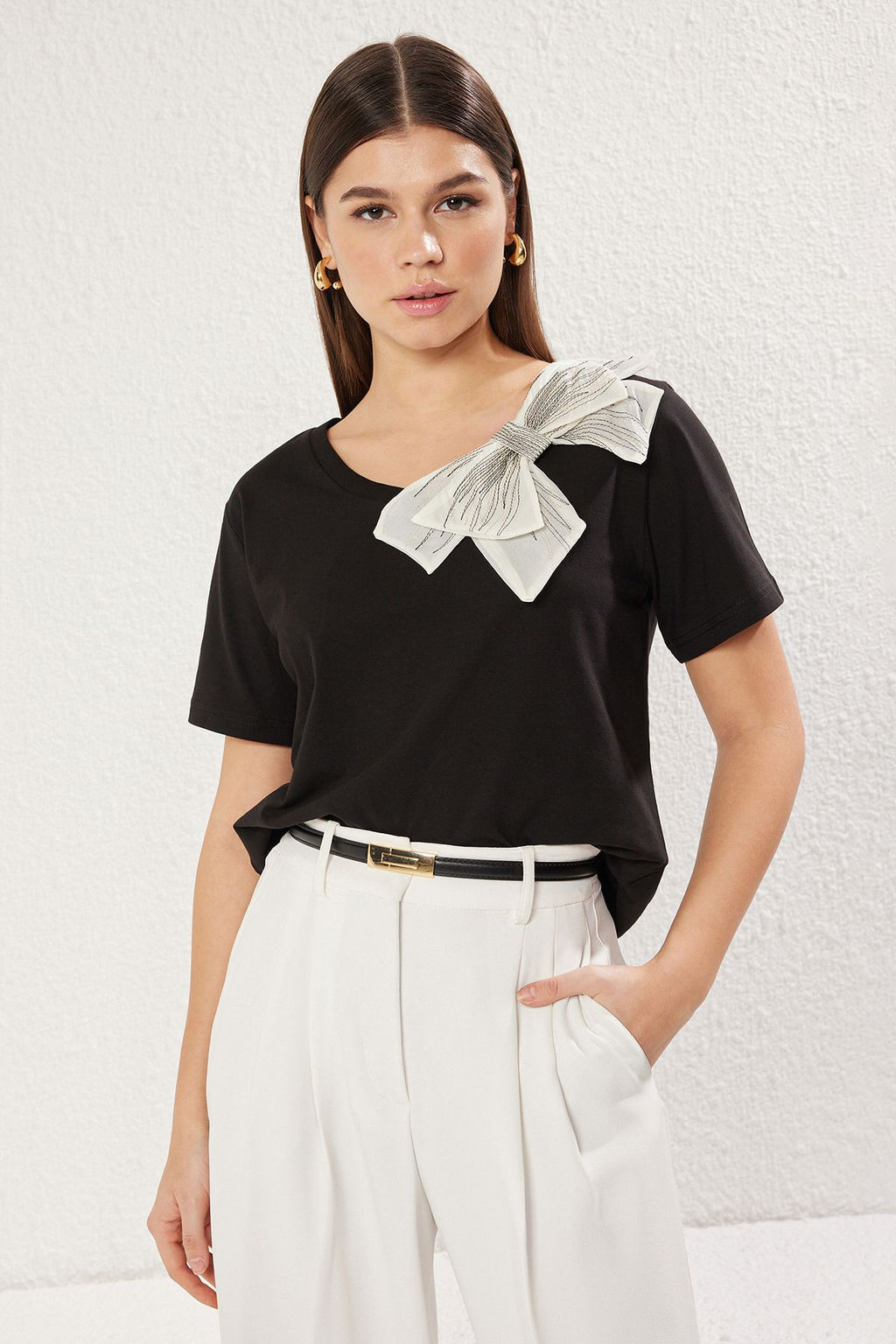 Siyah Fiyonk Aksesuar Detayl? Oversize/Genis Kal?p Orme T-Shirt TWOSS25TS00044