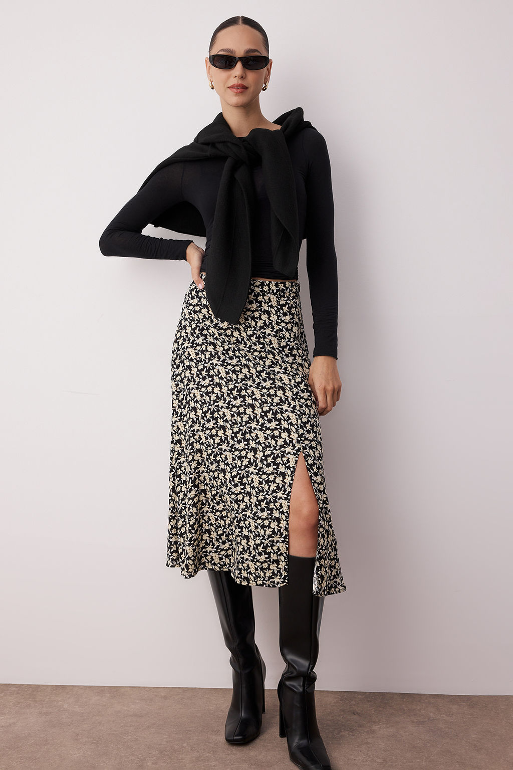 Siyah Y?rtmac Detayl? Cicek Desenli Viskon Kumasl? Midi Dokuma Etek TWOSS20ET0230