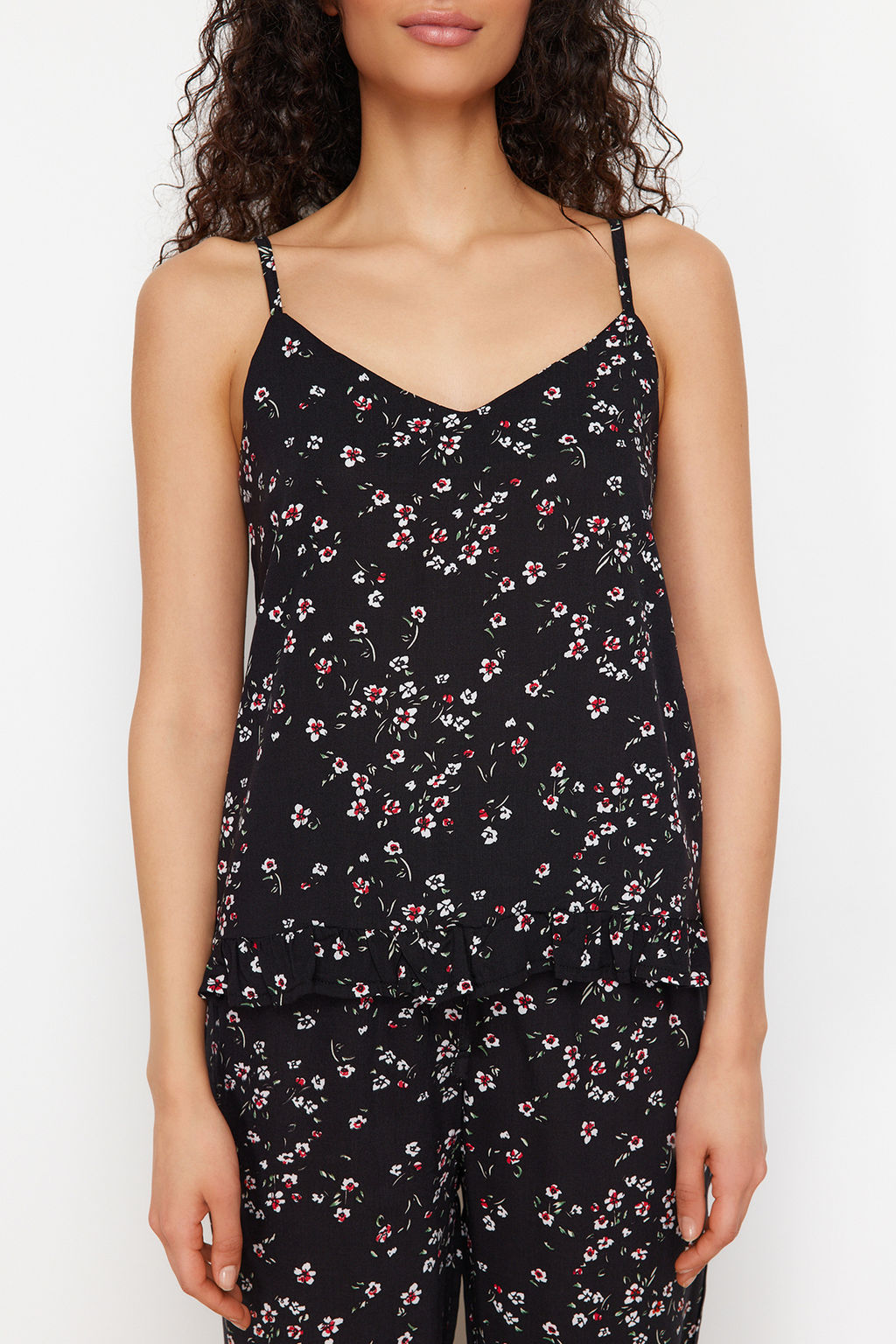 Trendyolmilla Siyah Cicekli F?rf?rl? Ip Ask?l? Viskon Dokuma Pijama Tak?m? THMSS24PT00301