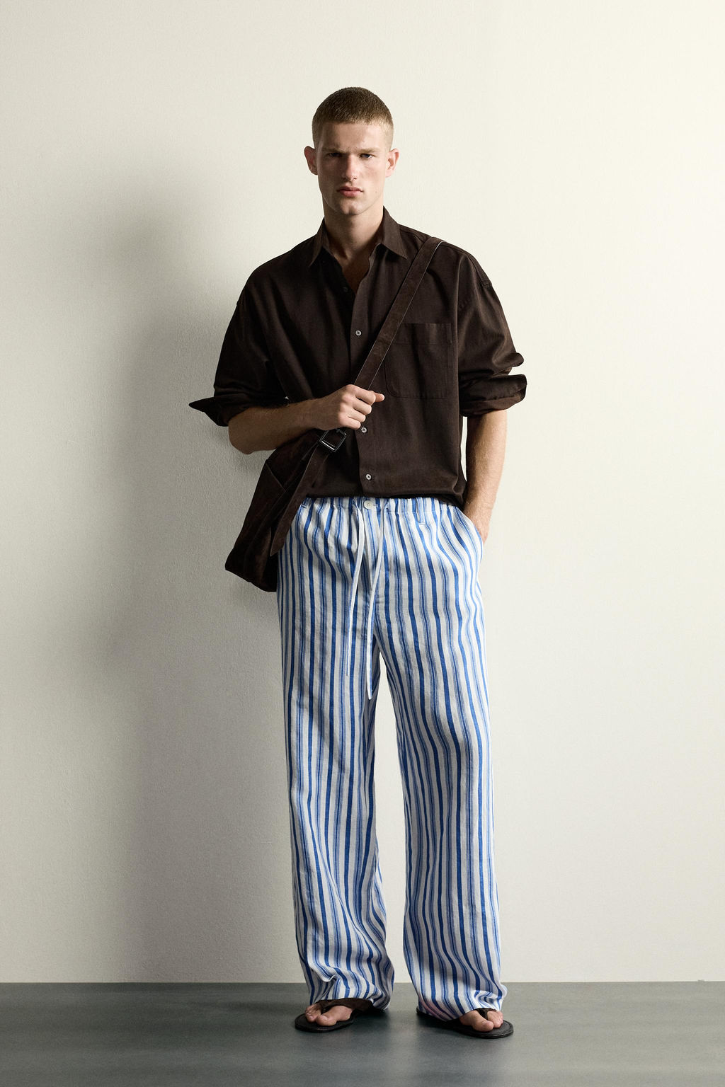 PANTAL?N RELAXED FIT 100% LINO / Marino / Blanco