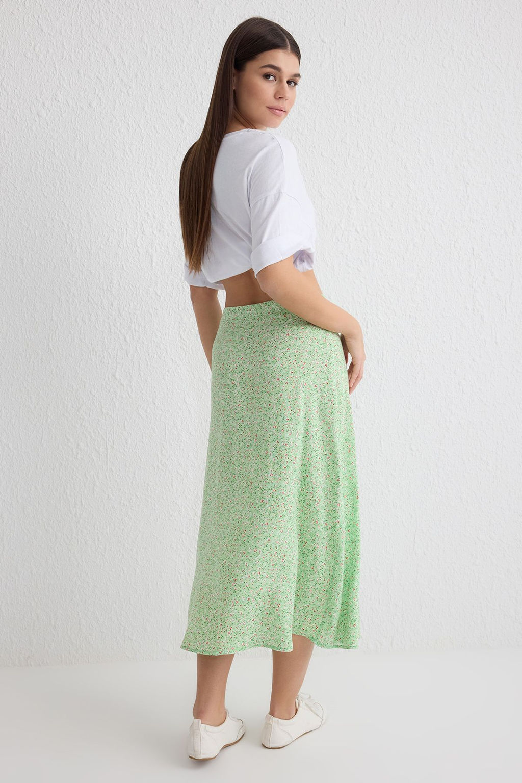 Ac?k Yesil Y?rtmac Detayl? Viskon Kumasl? Cicek Desenli Midi Dokuma Etek TWOSS20ET0230