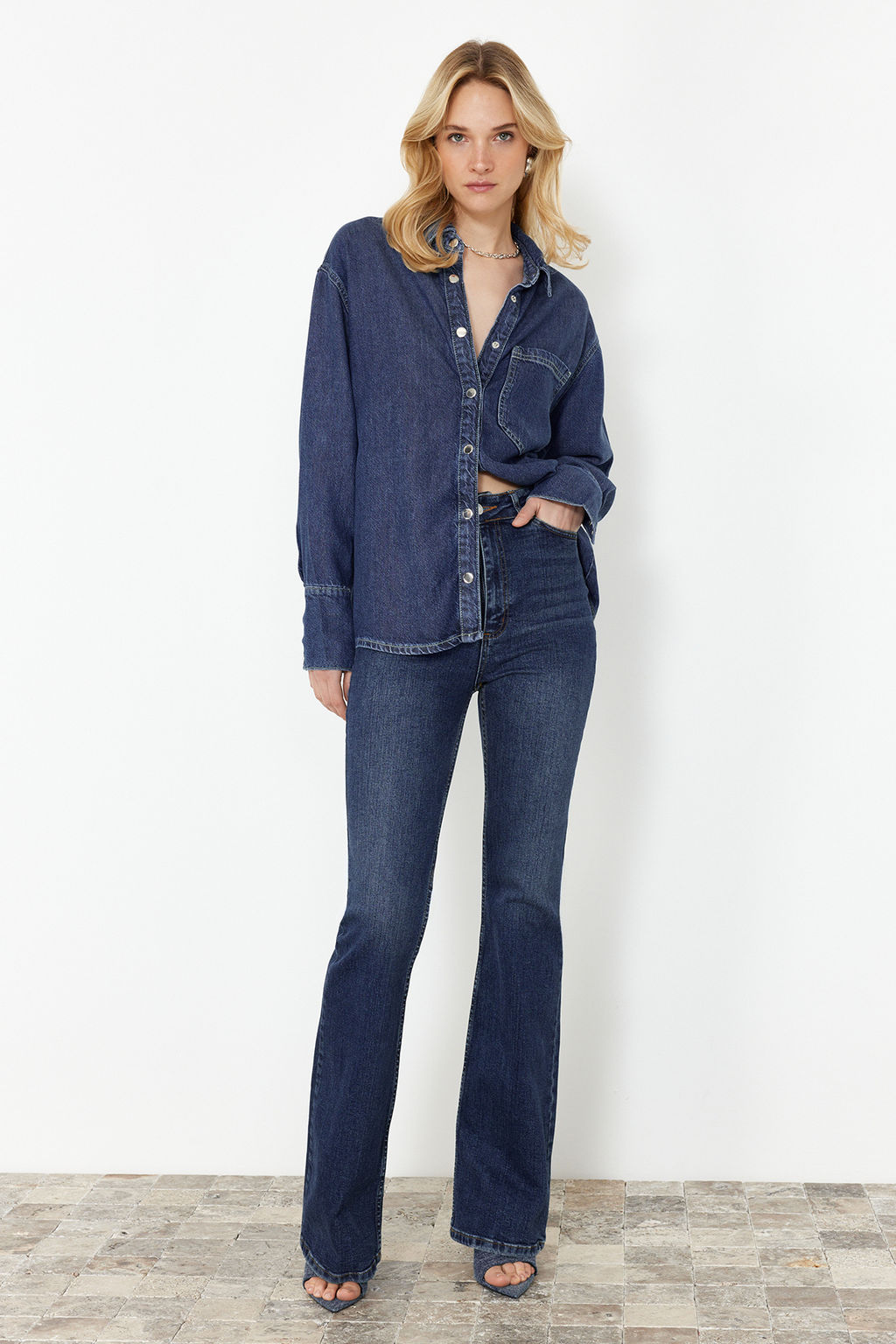 TRENDYOLMILLA Koyu Mavi More Sustainable %100 Tencel Oversize Denim Gomlek TWOSS24GO00141  фото 2