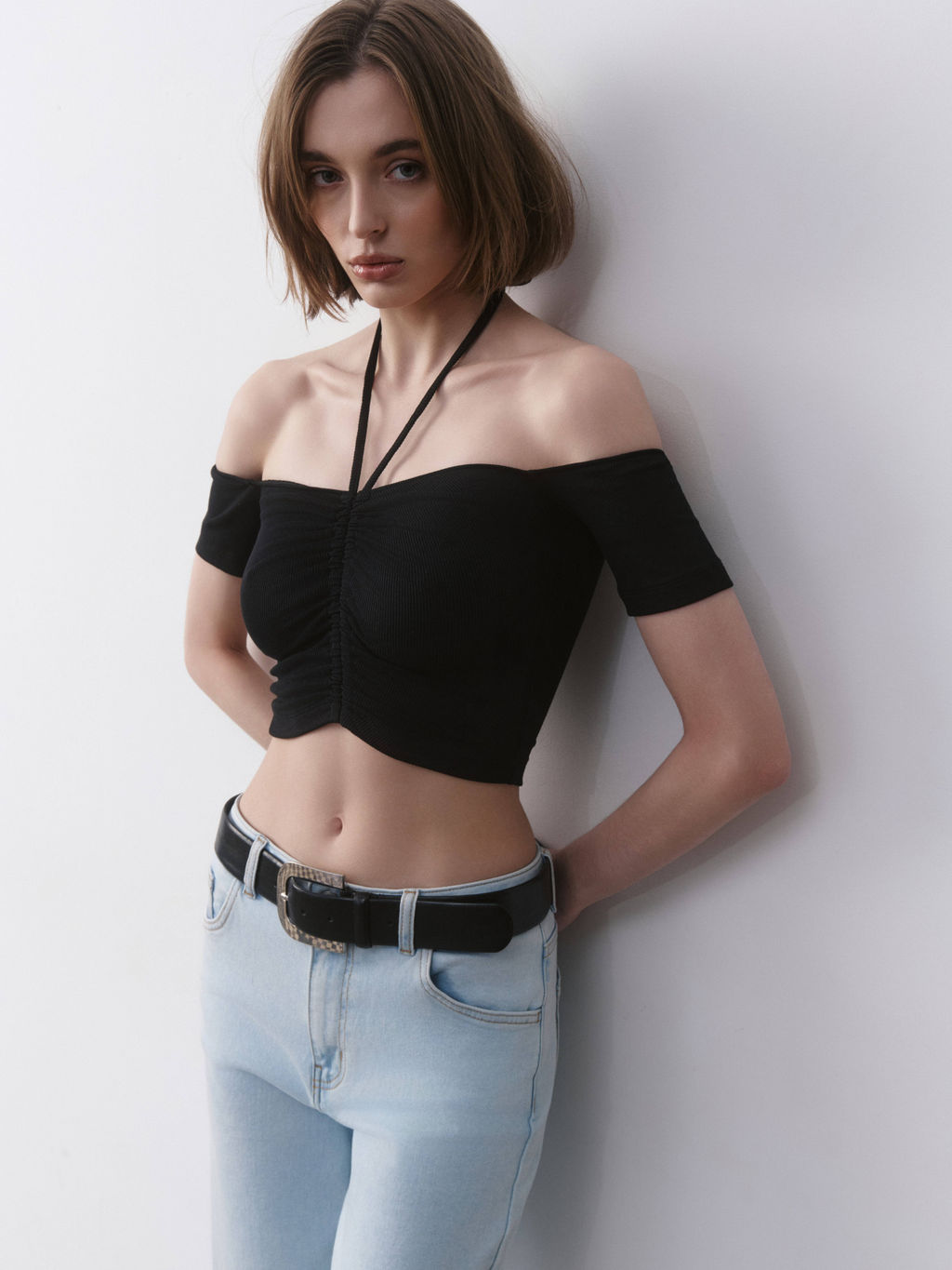 CONTE Укороченный топ в рубчик с отрытыми плечами и сборкой LD 2632 black - Conte elegant фото 3