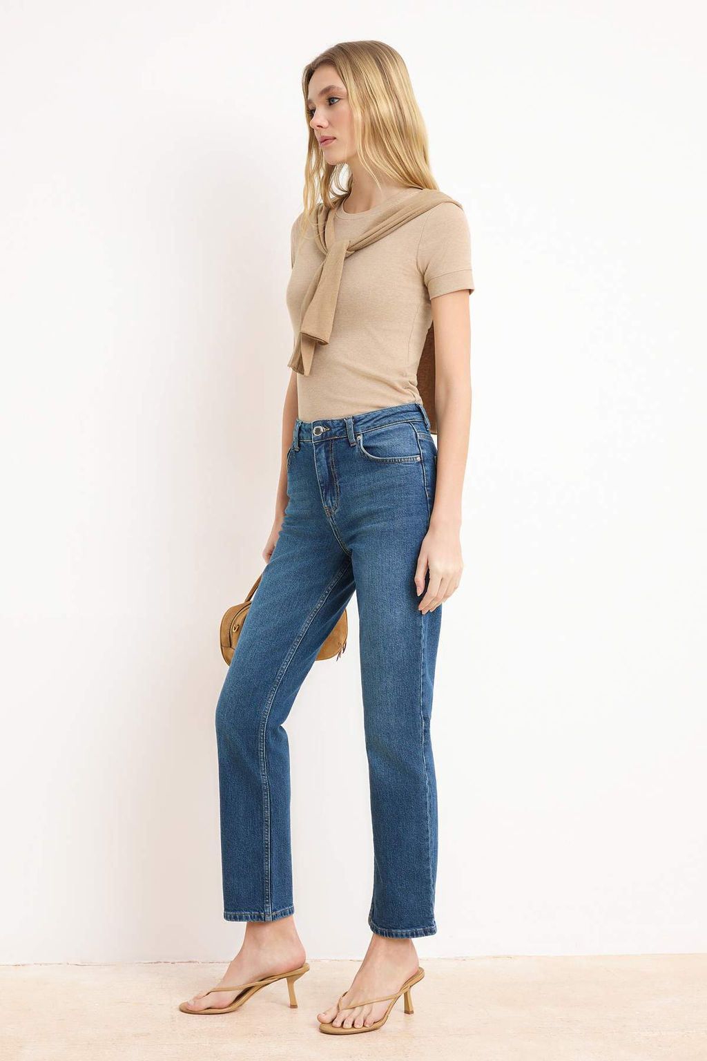 Koyu Mavi Yuksek Bel Az Esnek Mom Jeans TWOSS26JE00113 - Trendyolmilla фото 10