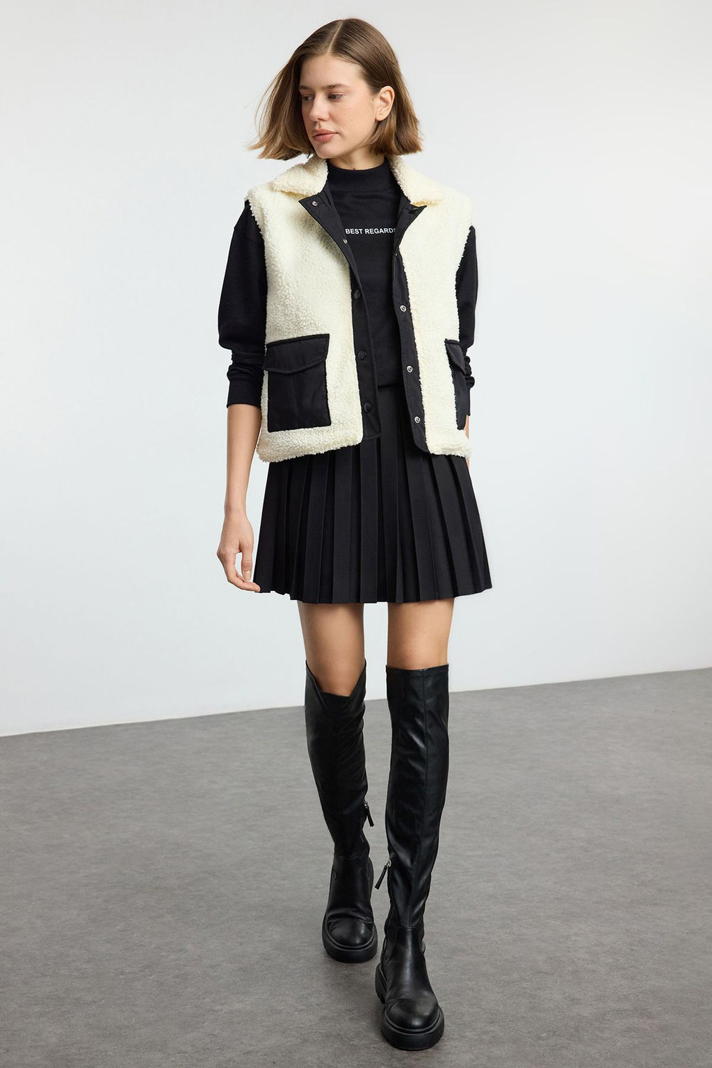 Trendyolmilla Ekru Regular Kal?p Cift Tarafl? Cepli Pelus Yelek TWOAW25YE00036