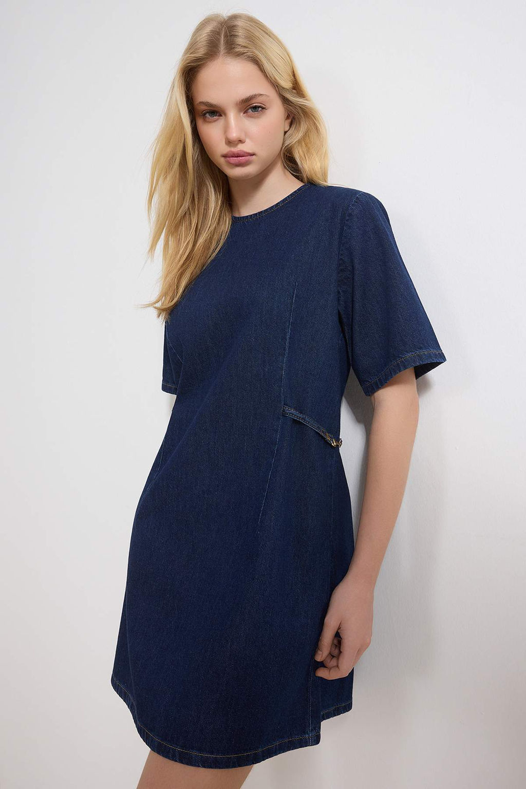 Mavi DOKUMLU Aksesuar Detayl? Mini %100 Pamuk Denim Elbise TWOSS26EL00032 - Trendyolmilla фото 2