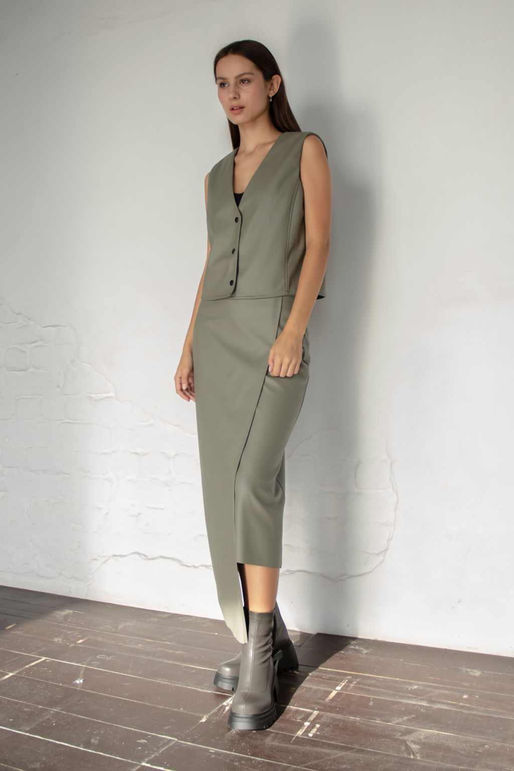 Жилетка эко-кожа ECO039/01/Оливка - M&G all natural фото 4