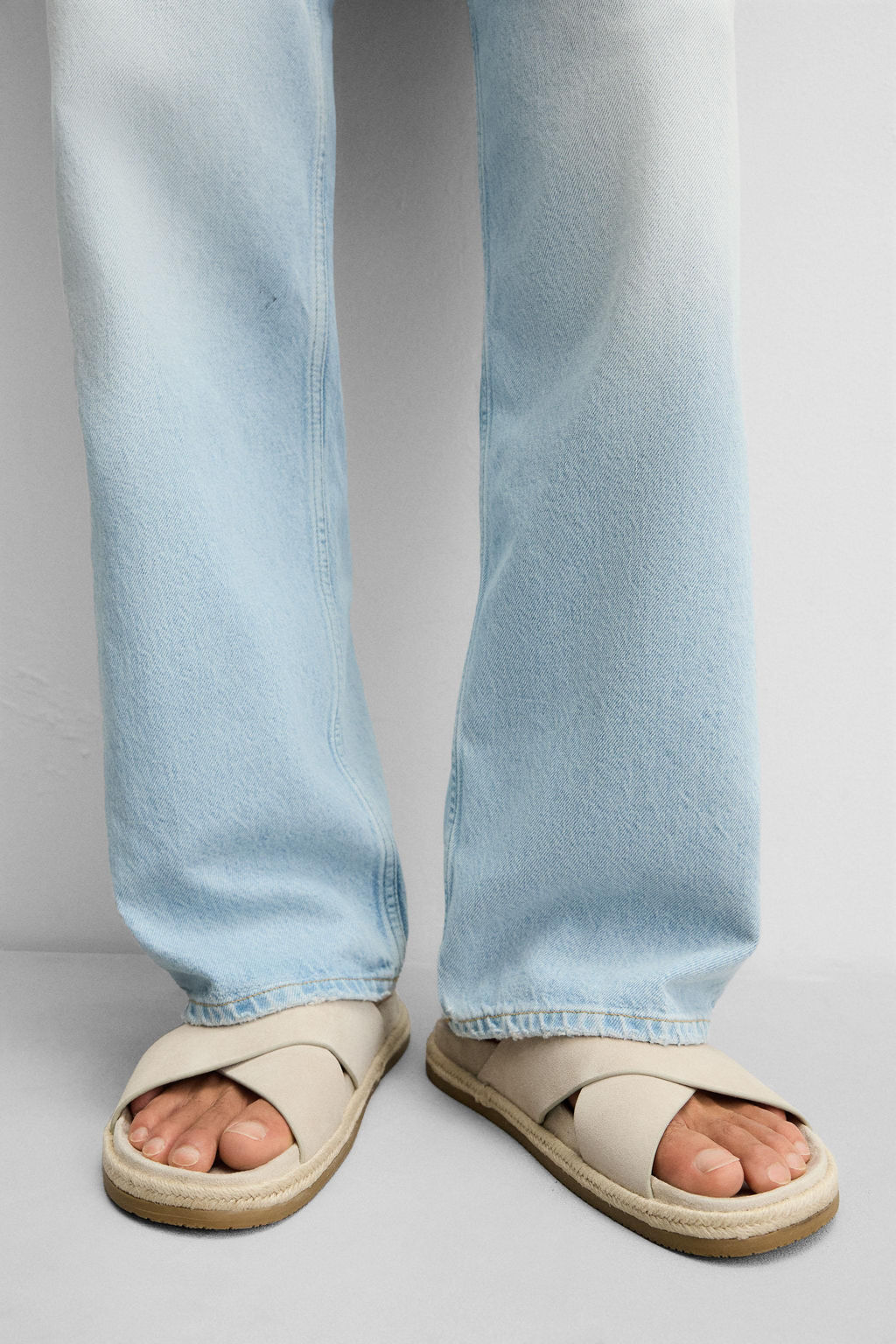 CROSSOVER LEATHER SANDALS