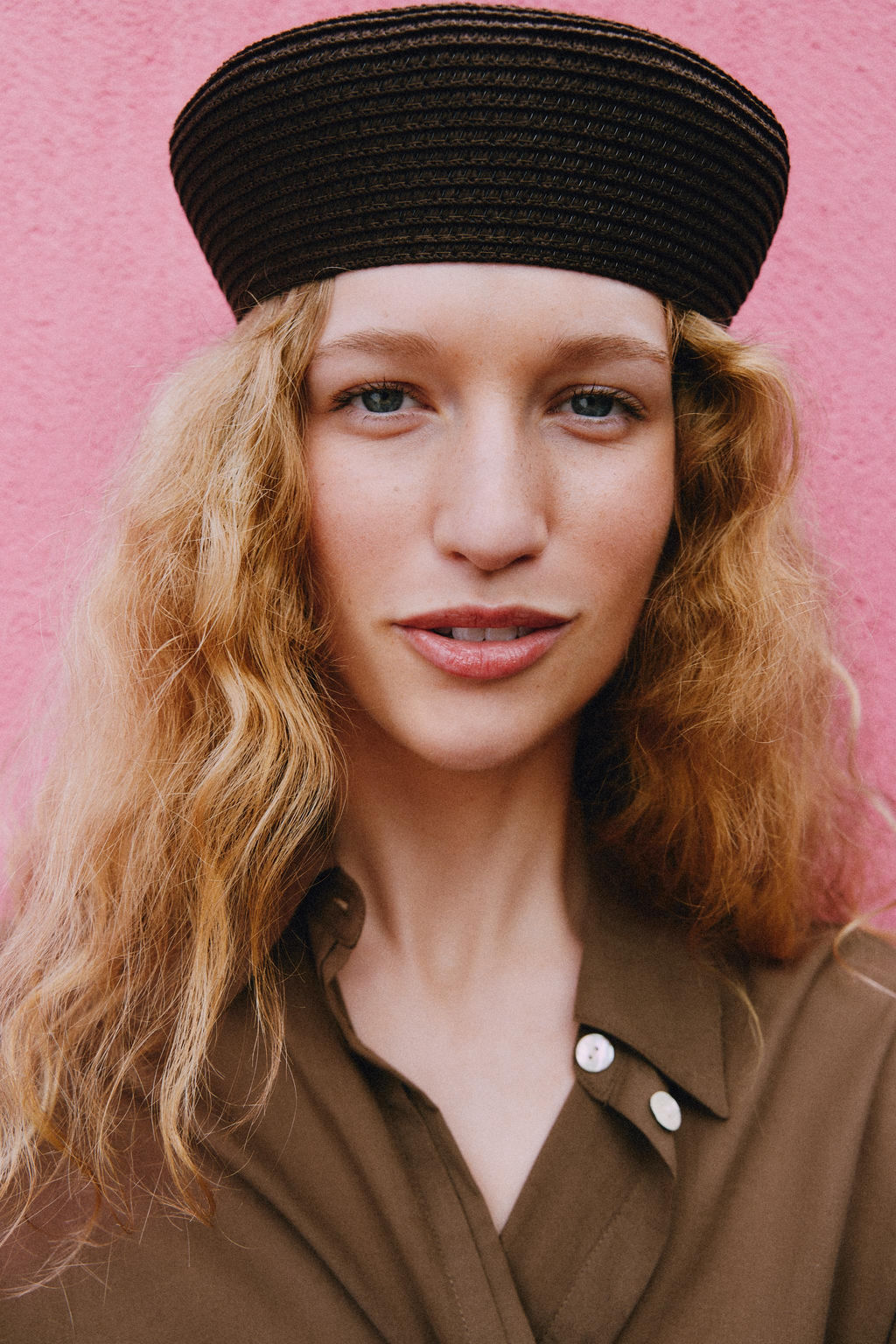 GORRO LISO CASQUETE / Marr?n