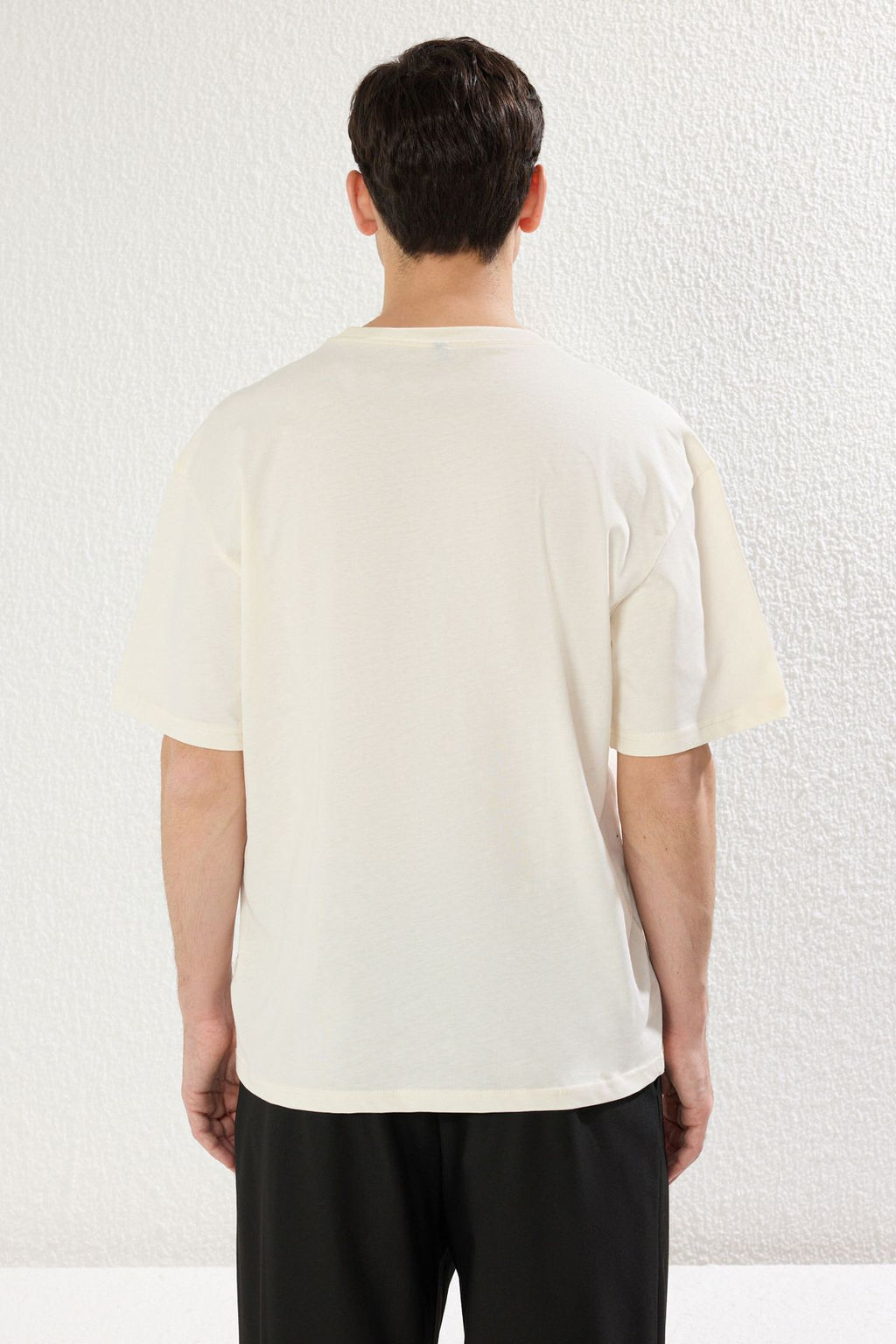 TRENDYOL MAN Ekru Unisex Oversize/Genis Kesim Bisiklet Yaka Yaz? Nak?sl? K?sa Kollu T-Shirt TMNSS25TS00023 - Trendyolmilla фото 3
