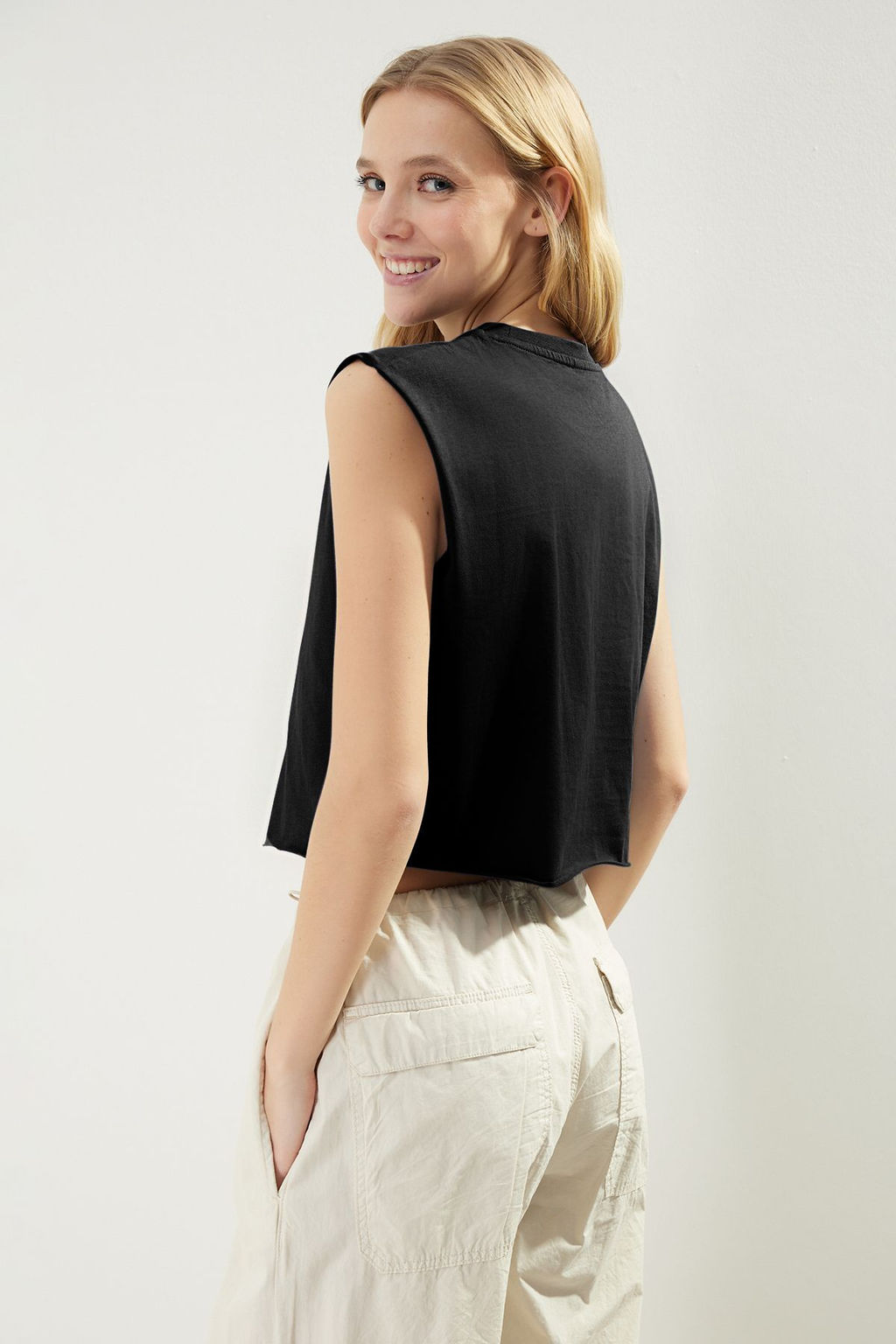 TRENDYOLMILLA K?rm?z? %100 Pamuk Bask?l? Kolsuz Relaxed/Rahat Kal?p Crop Bisiklet Yaka Orme T-Shirt TWOSS23TS00122  фото 31