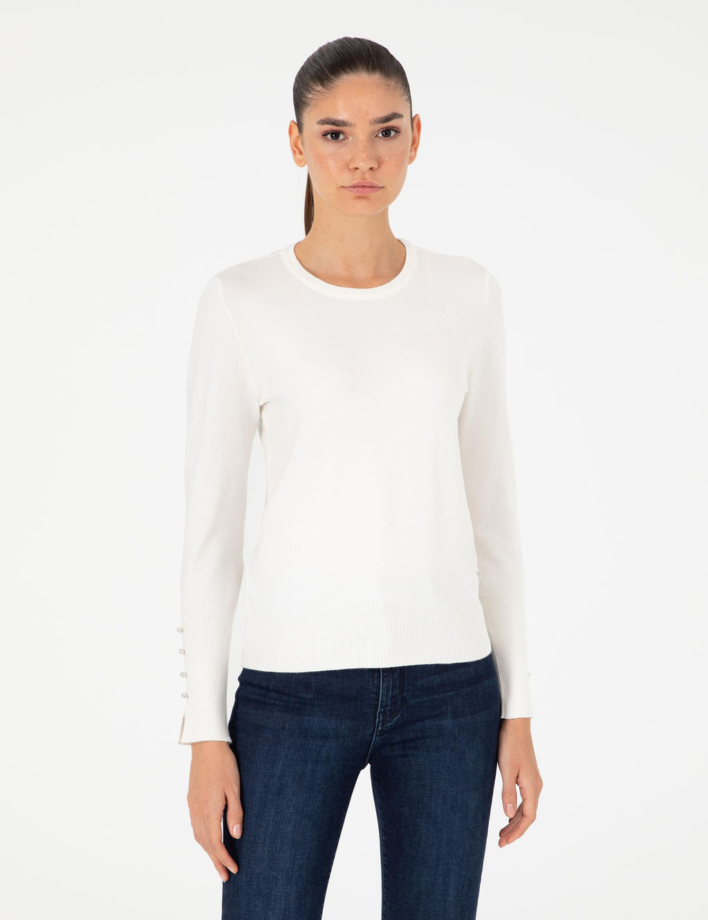 Бежевый свитер узкого кроя