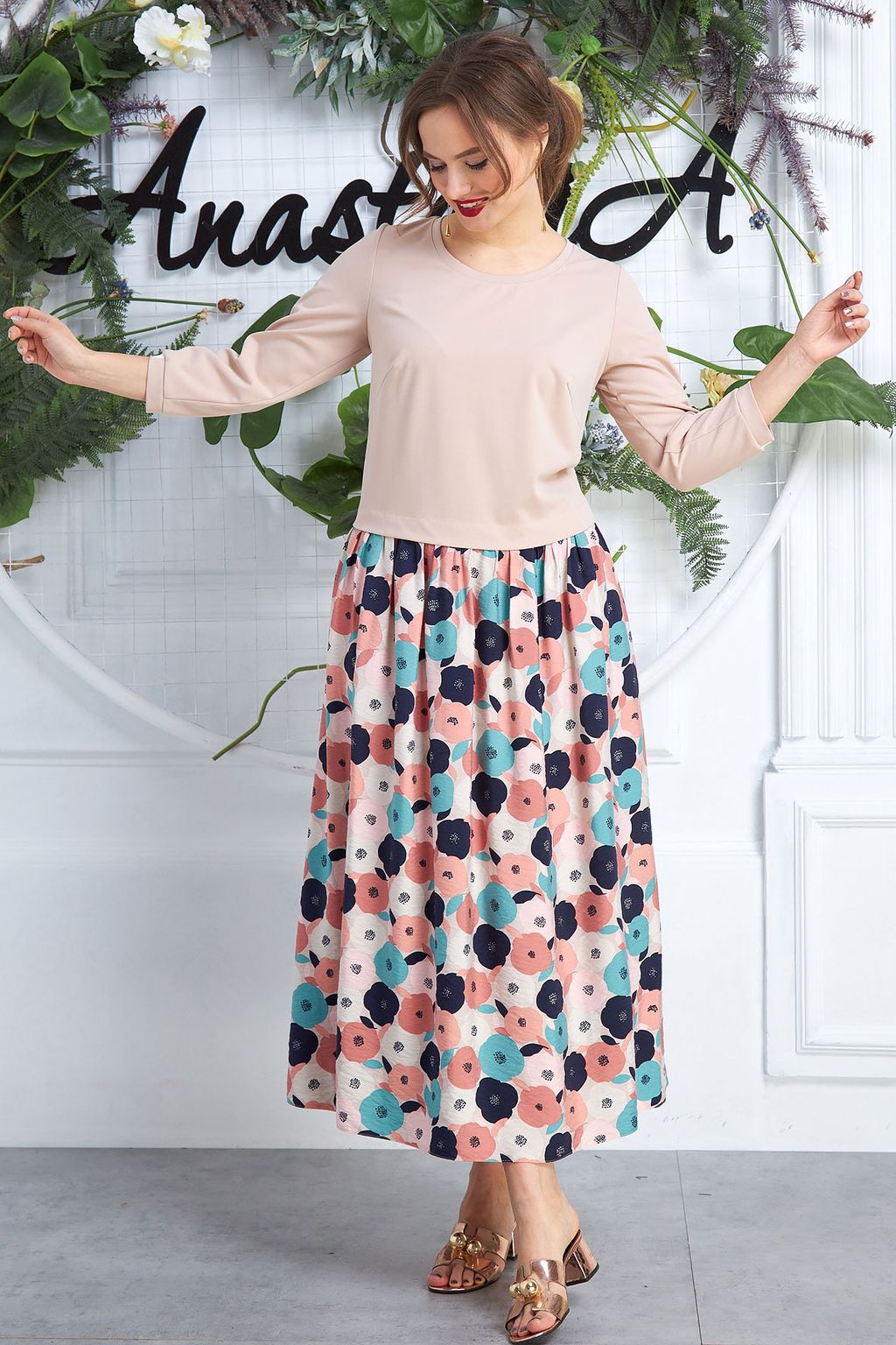 Платье летнее бежевое с юбкой с цветочным принтом