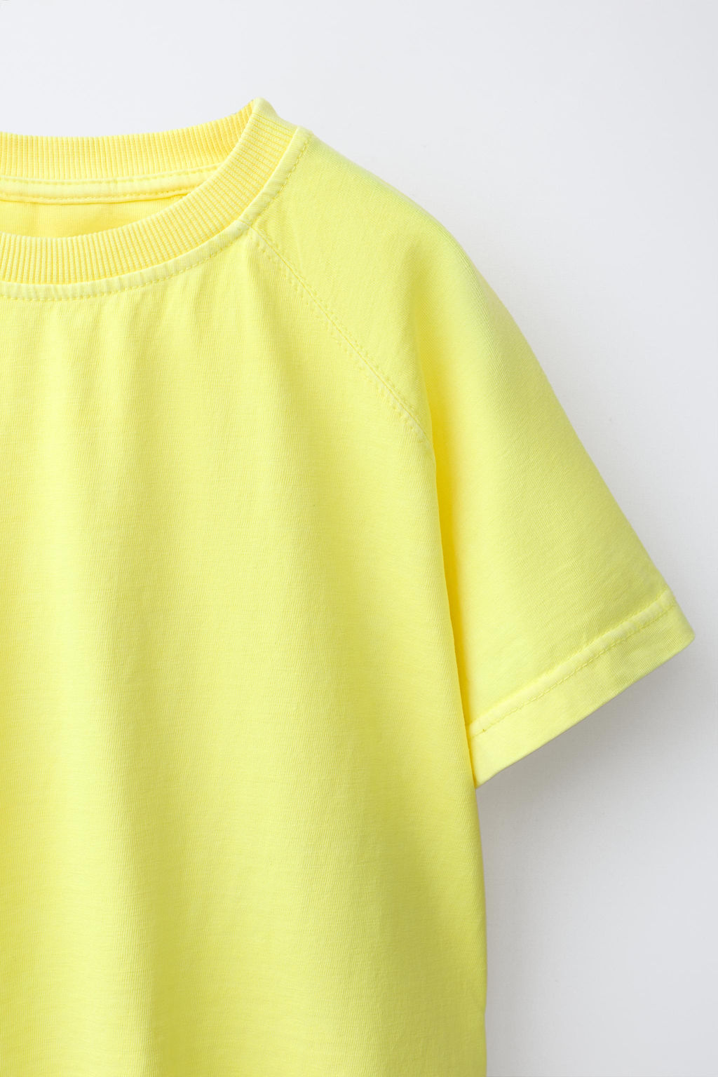 CONJUNTO JOGGING CAMISETA Y BERMUDA LISO / Amarillo