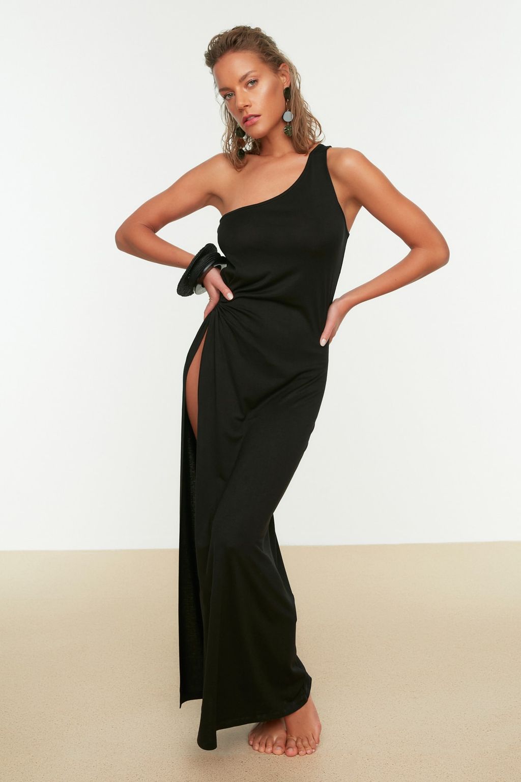 TRENDYOLMILLA Kahverengi Maxi Orme Y?rtmacl? Tek Omuz Plaj Elbisesi TBESS22EL0706