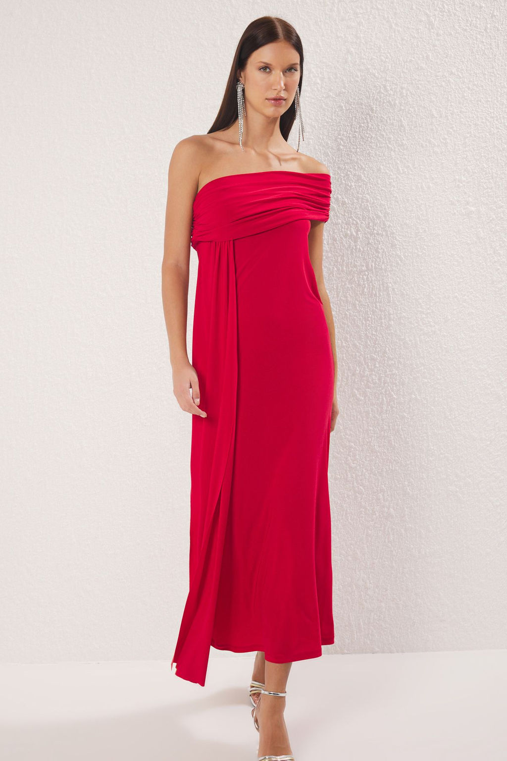 TRENDYOLMILLA Siyah Vucuda Oturan Asimetrik Yaka Bel Detayl? Dokuma Uzun S?k Abiye Elbise TPRSS24AE00225