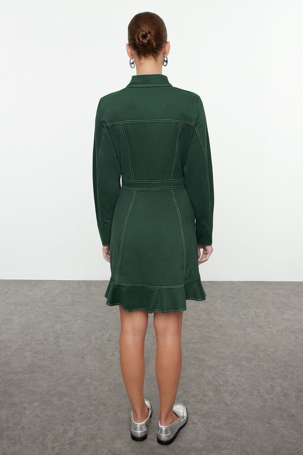 TRENDYOLMILLA Haki Dugme ve Dikis Detayl? Mini Dokuma Gomlek Elbise TWOAW23EL01424 фото 5