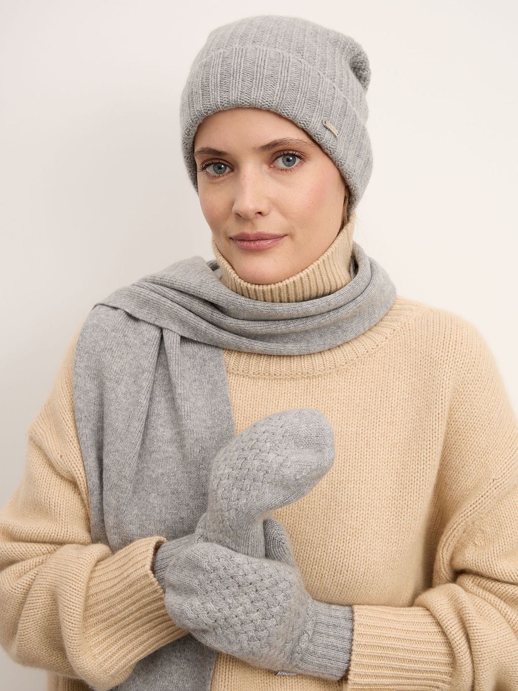 Варежки из кашемира 30109 серо-голубые