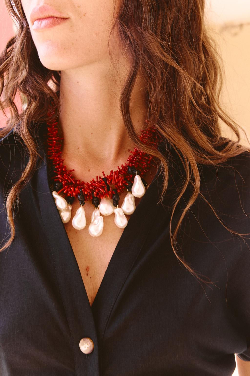 NECKLACE WITH BEADS AND PEARLS