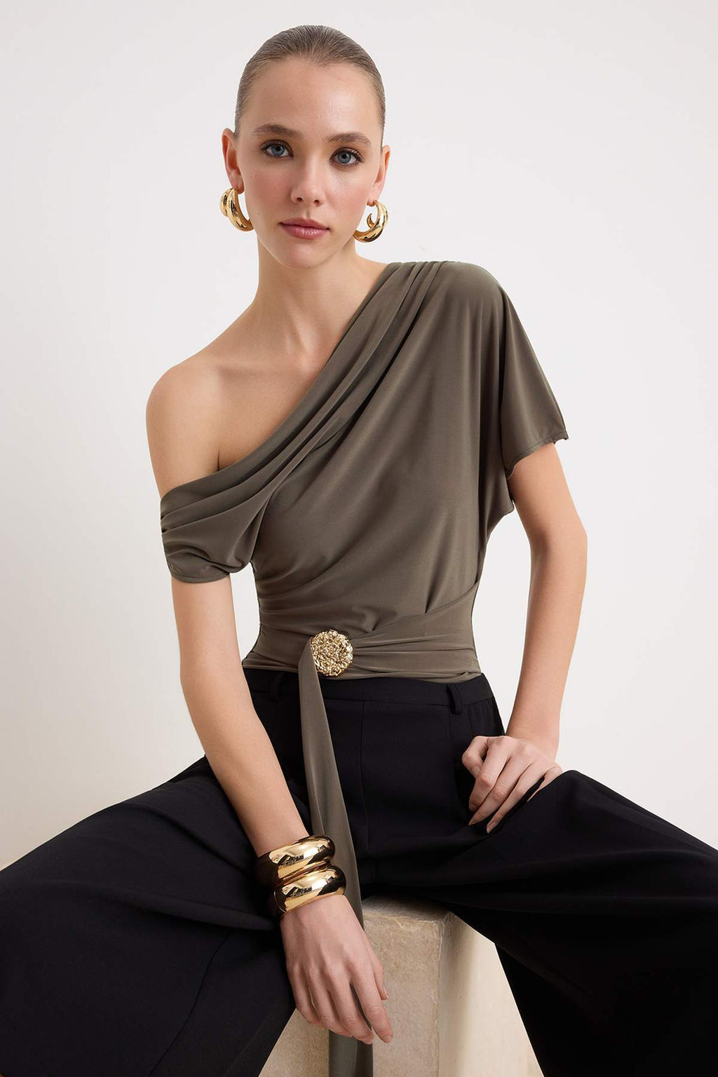 Siyah Asimetrik Yaka Aksesuar Detayl? Party Bluz TPRSS26BD00013 - Trendyolmilla фото 6