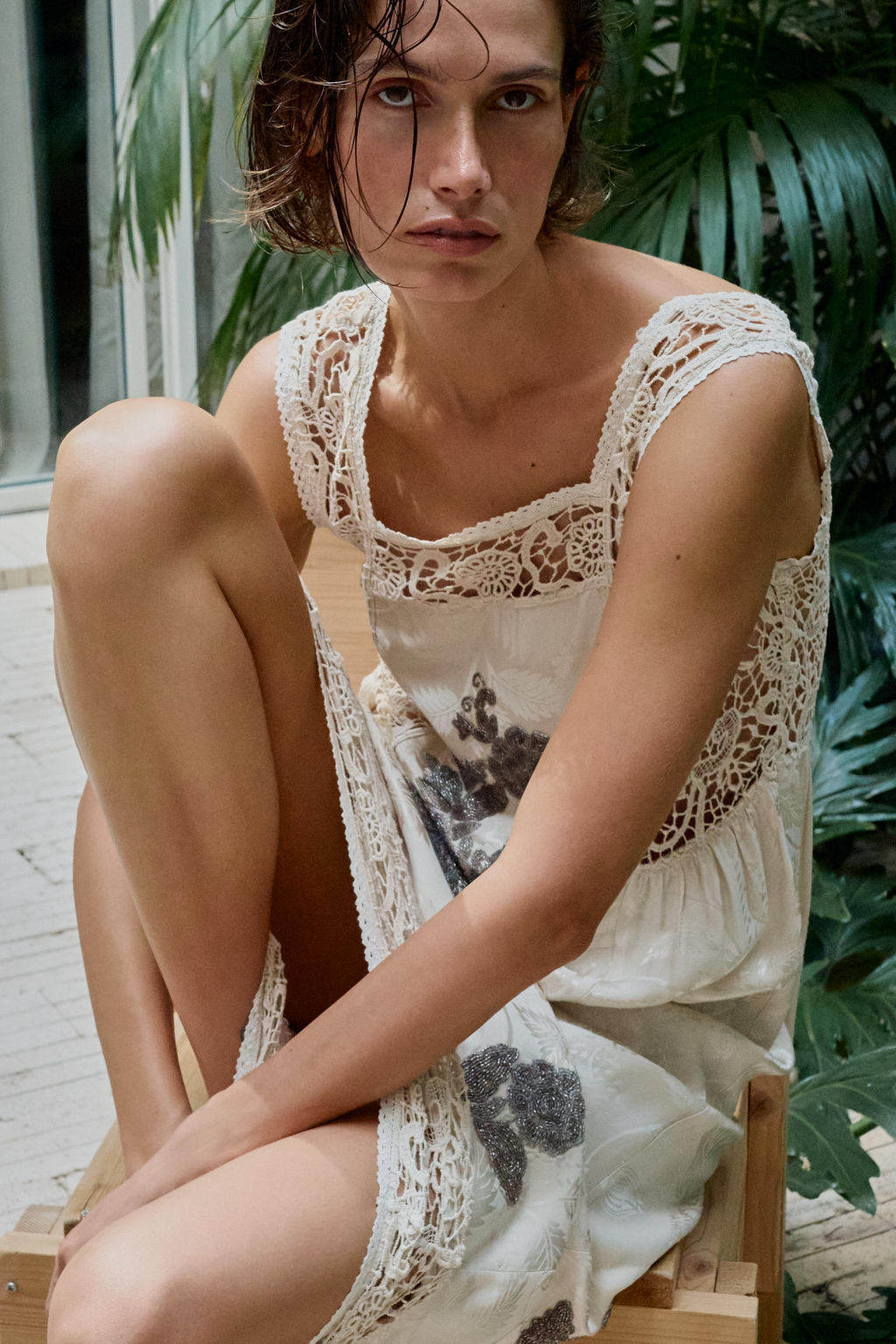 VESTIDO JACQUARD BORDADOS ABALORIOS / Crudo