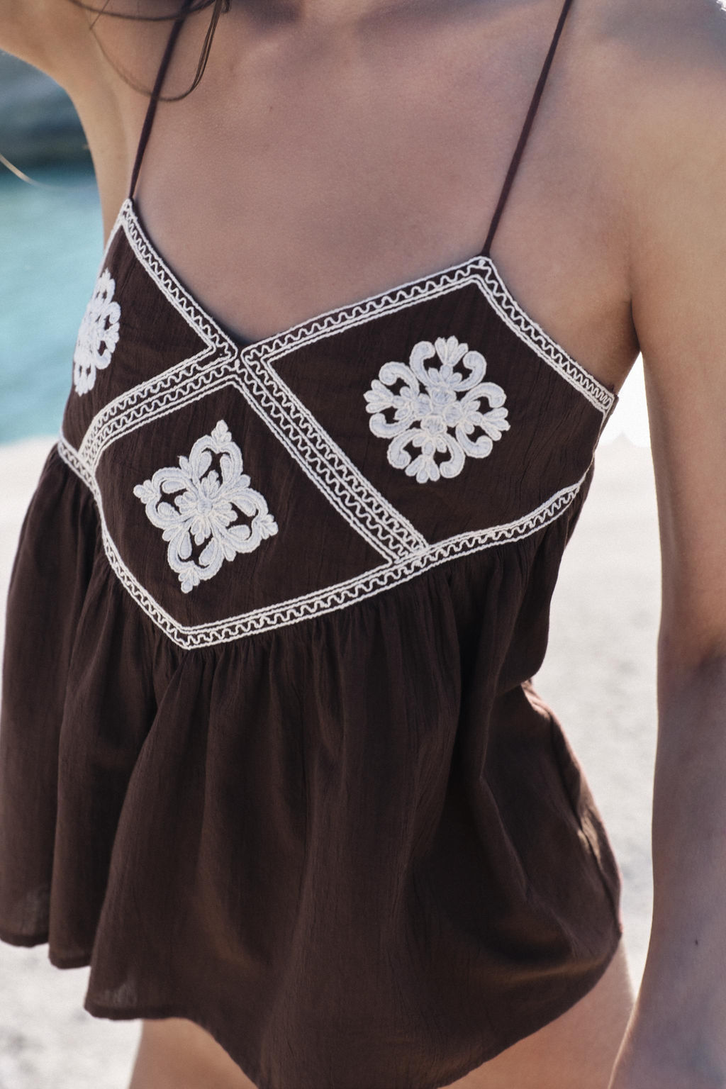 TOP TIRANTES BORDADOS / Marr?n