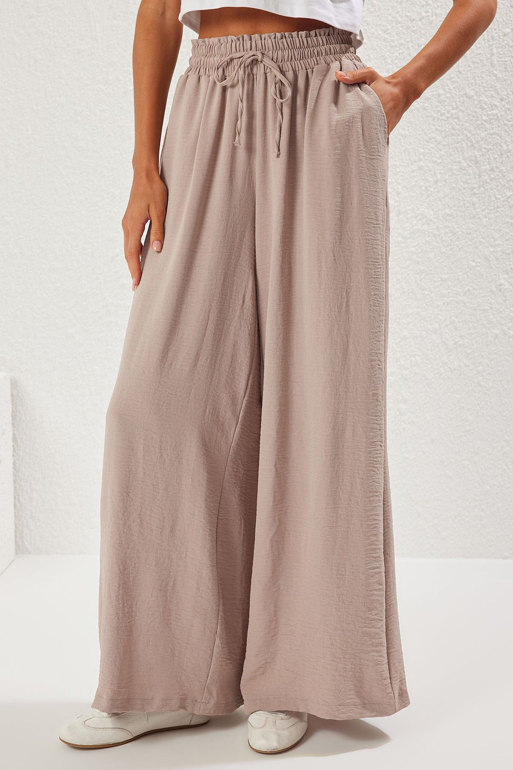 TRENDYOLMILLA Tas Wide Leg/Genis Paca Beli Lastikli Dokuma Pantolon TWOSS25PL00070