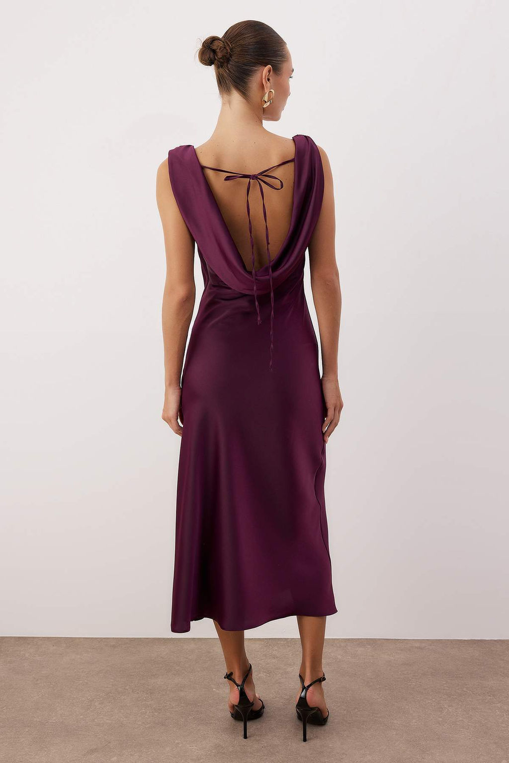 Yesil Duz Aksesuar Detayl? Dokuma Saten Maxi Party Elbise TPRAW26EL00120 - Trendyolmilla фото 8