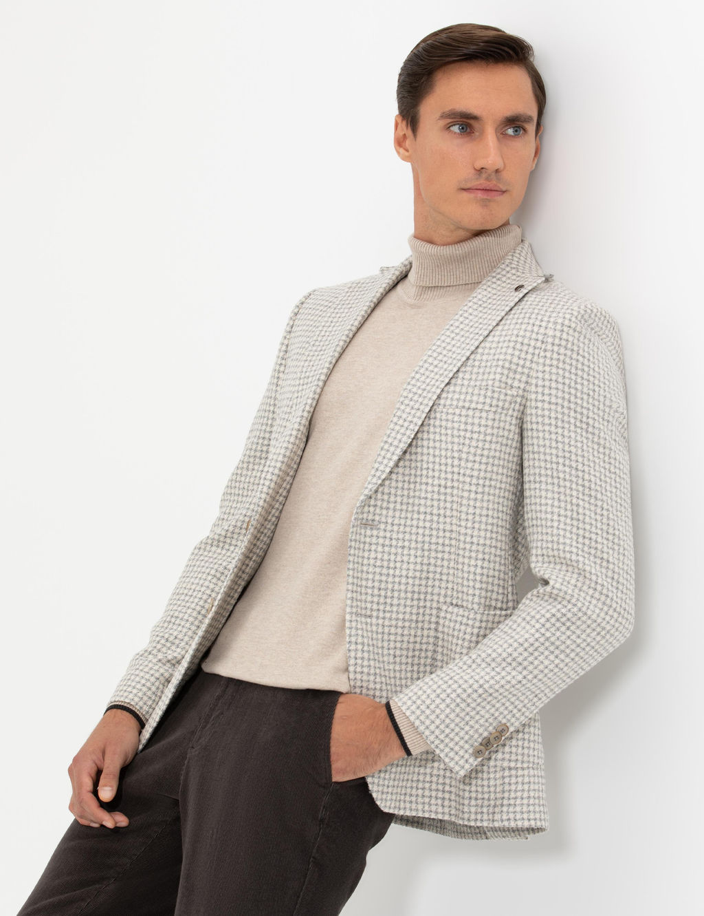 Светло-серая приталенная куртка