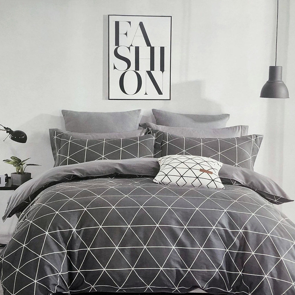 Постельное белье, комплект 1,5 спальный "Я твой" 4 предмета: пододеяльник 145х215см на пуговицах, простыня 150х220см, 2 наволочки 70х70см с клапаном-запахом, твил-сатин 115г/м2, хлопок 100%, подарочная коробка 50х36,5х7см с ПВХ вставкой 47х34х5см (20