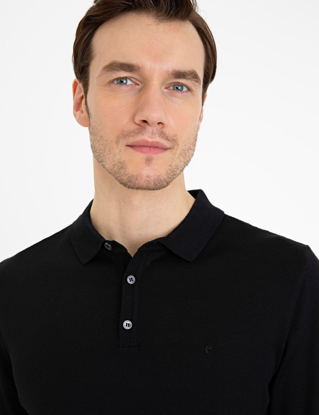 Черный базовый трикотажный свитер приталенного кроя с воротником-поло - Cacharel фото 8