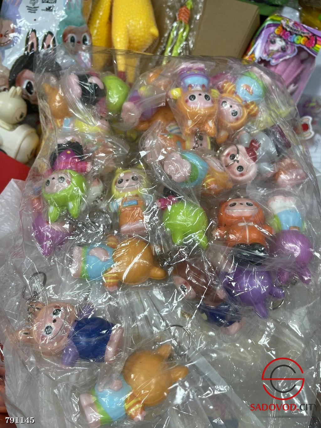 Игрушки лабубу разноцветные
