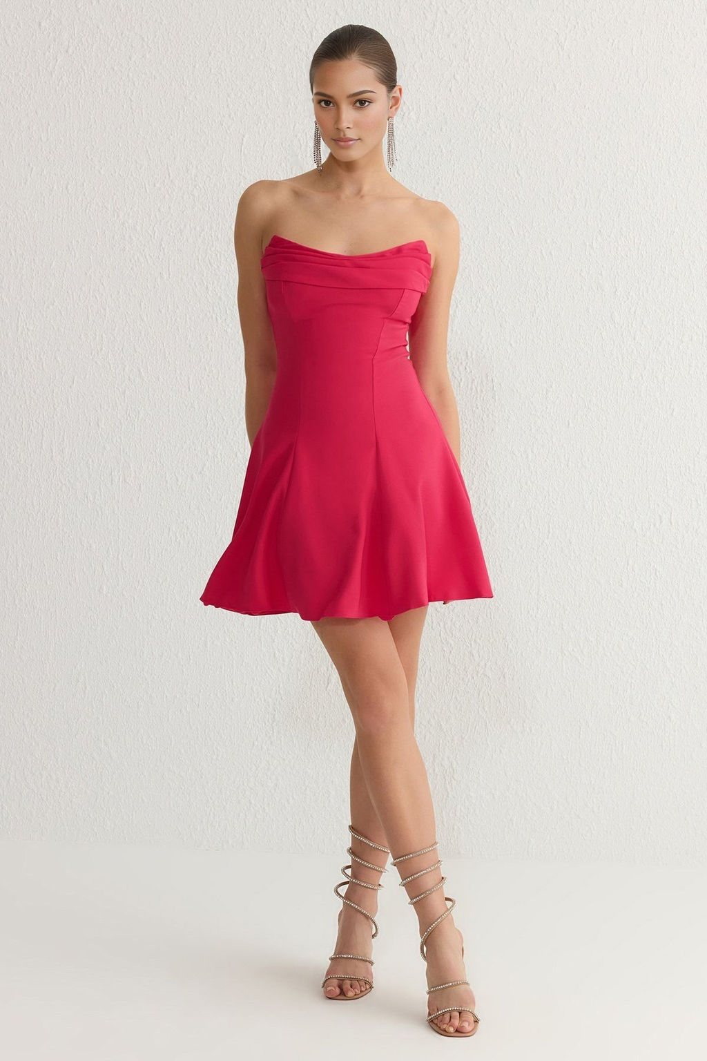 TRENDYOLMILLA Siyah A-Kesim Straplez Dokuma K?sa S?k Elbise TPRSS25EL00008