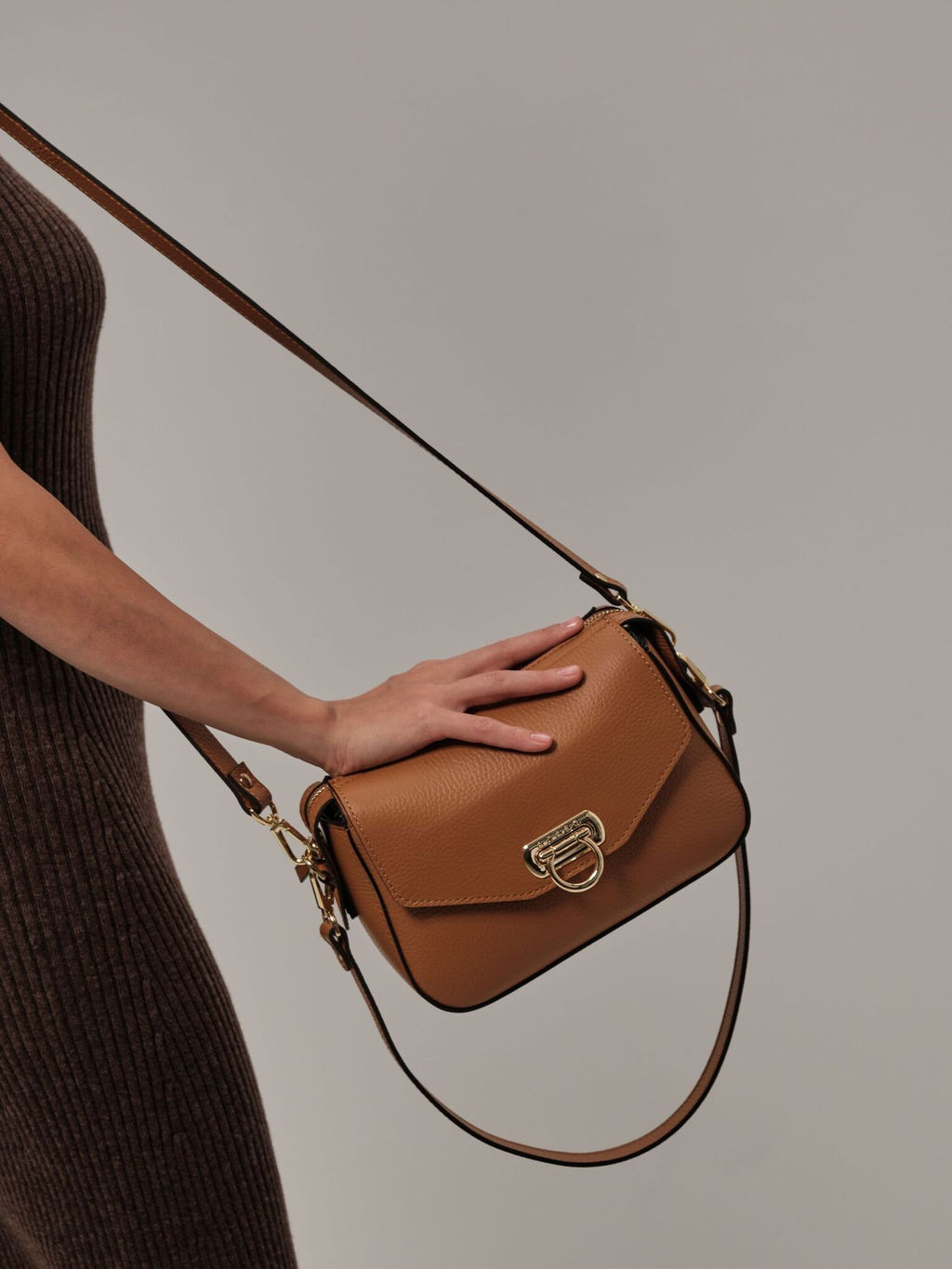 Сумка кожаная через плечо Azaro 3684 коричневый лист