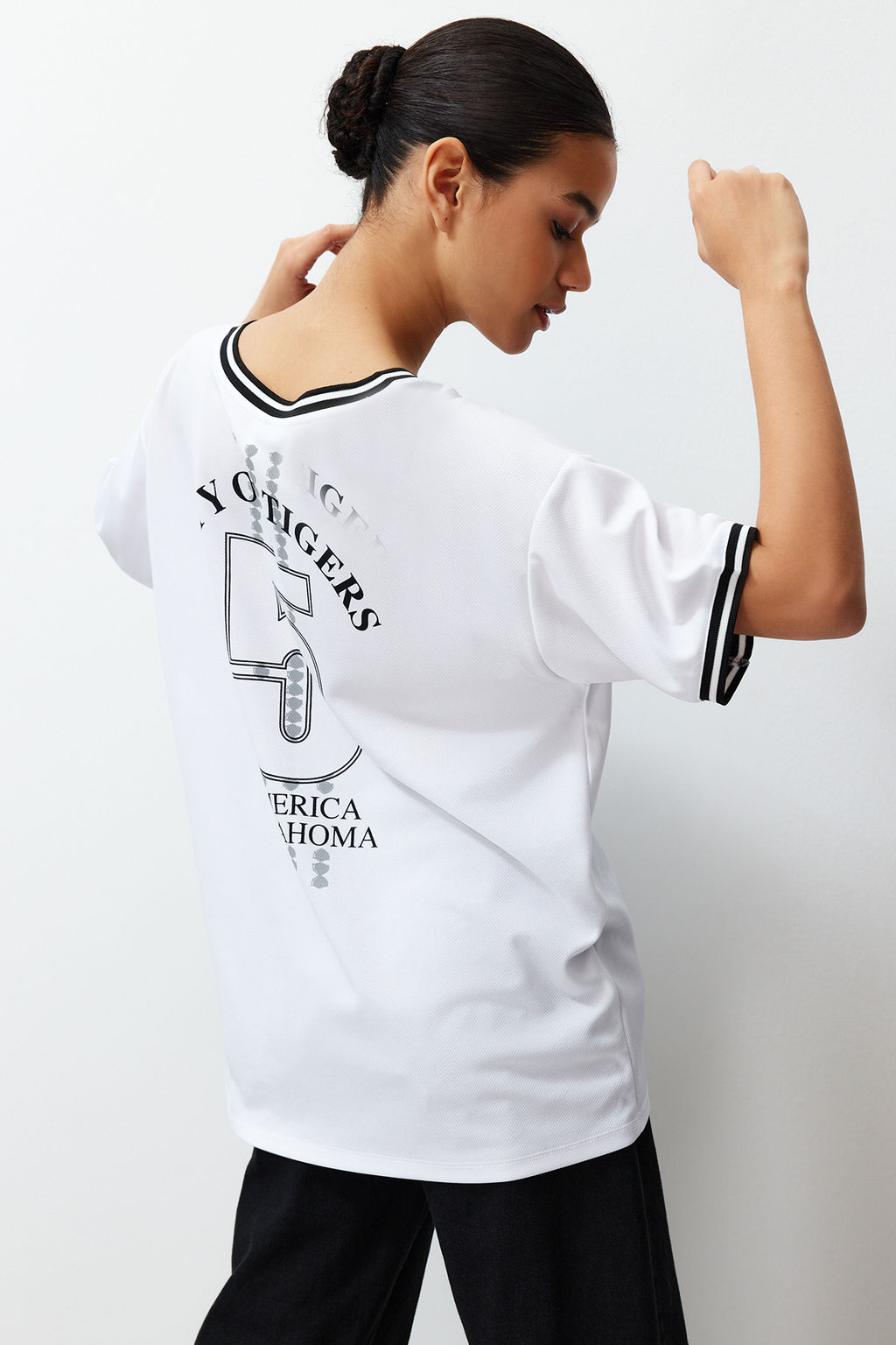 TRENDYOLMILLA Pembe Slogan Bask?l? Oversize/Genis Kesim V Yaka Orme T-Shirt TWOSS24TS00112 фото 4