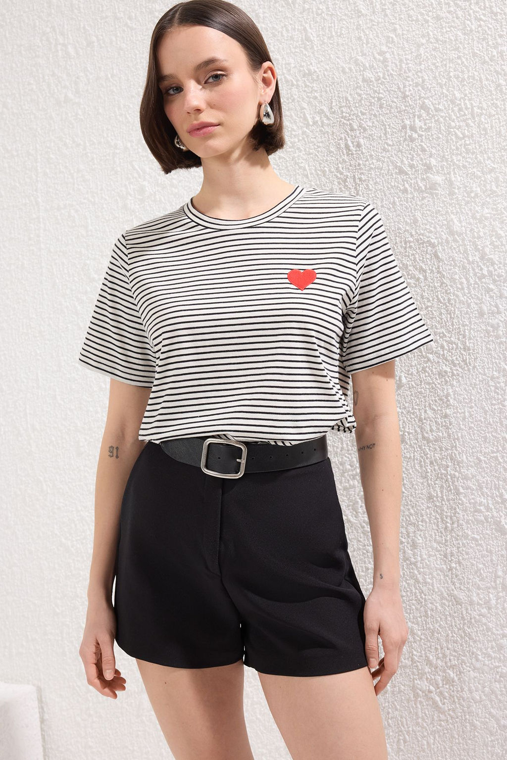 TRENDYOLMILLA Siyah Kalp Nak?sl? Regular/Normal Kal?p Orme T-Shirt TWOSS25TS00141  фото 2