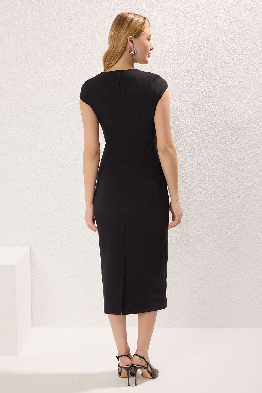 Siyah Kemerli Duz Vucudu Saran Midi Dokuma Elbise TWOSS25EL00211