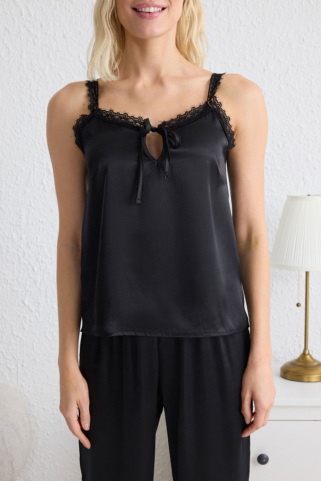 Trendyolmilla Siyah Dantel ve Y?rtmac Detayl? Saten Dokuma Pijama Tak?m? THMSS25PT00114 фото 3