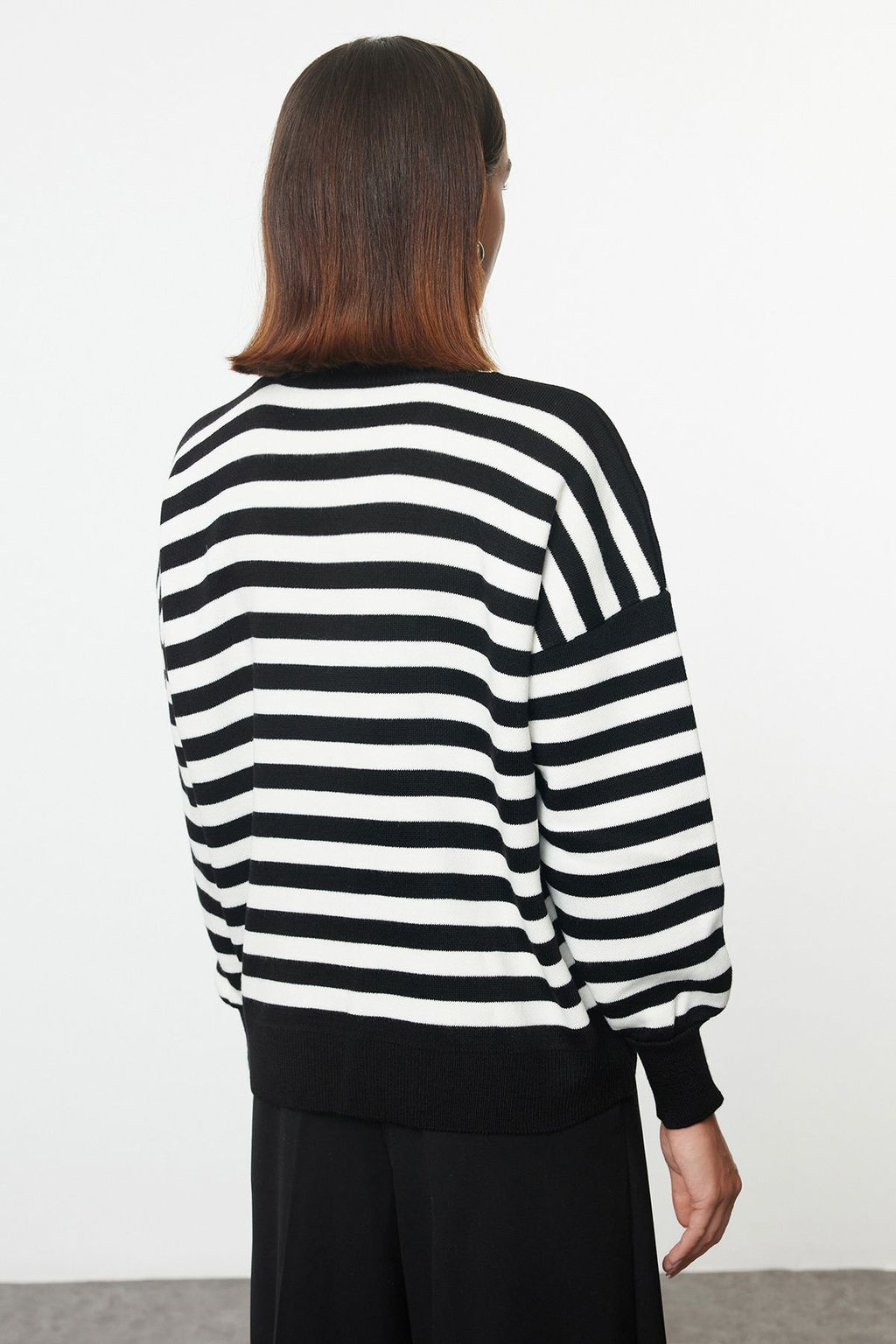 TRENDYOLMILLA Siyah Basic Cizgili Sweatshirt Gorunumlu Triko Kazak TWOAW25KZ00199