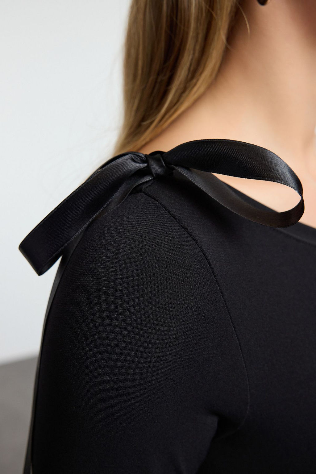 TRENDYOLMILLA Siyah Fiyonk Detayl? Kusakl? Skater Midi Orme Elbise TWOAW25EL00532  фото 4