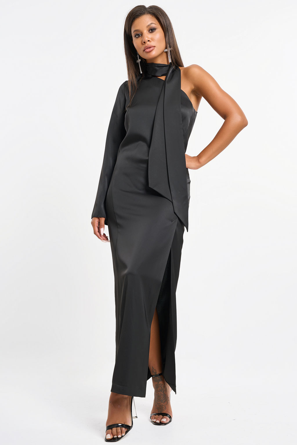 Платье вечернее с ассиметричным вырезом из атласа черное новый год