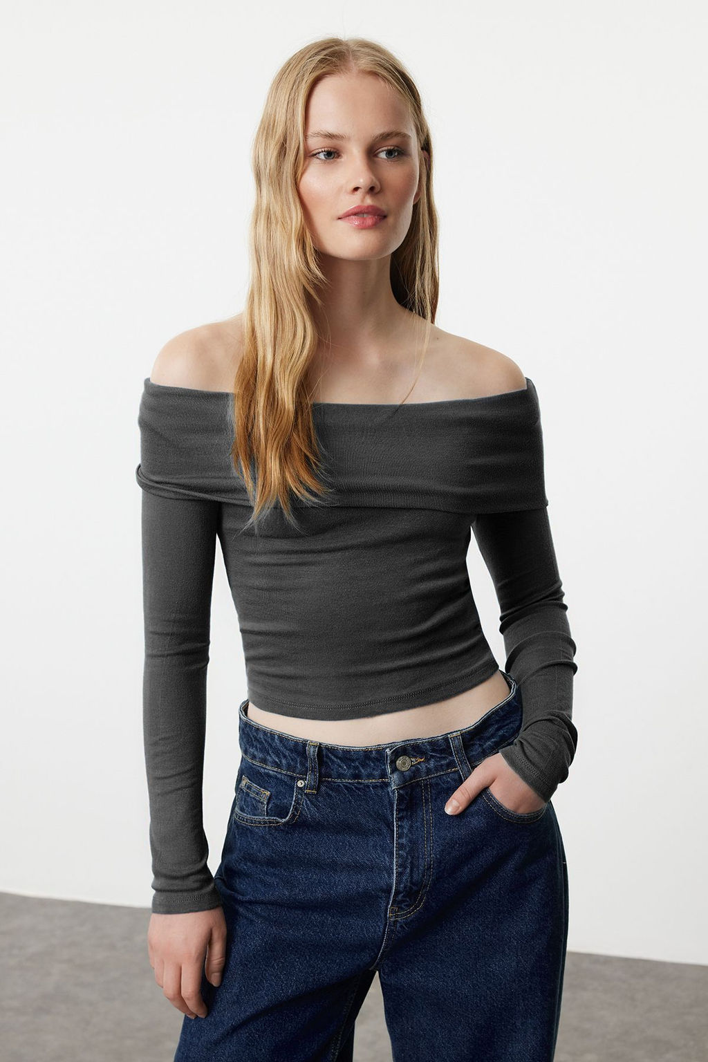 Trendyolmilla Siyah Carmen Yaka Fitted/Vucuda Oturan Crop Esnek Orme Bluz TWOAW25BZ00008  фото 3