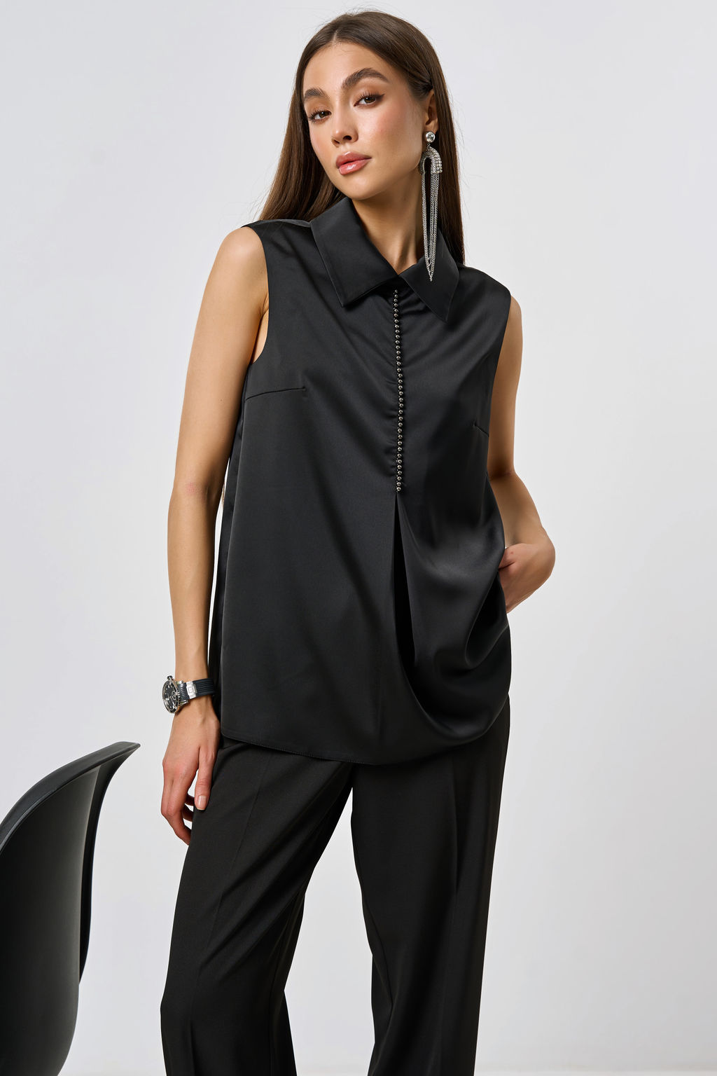 Блузка из атласа с воротником черная