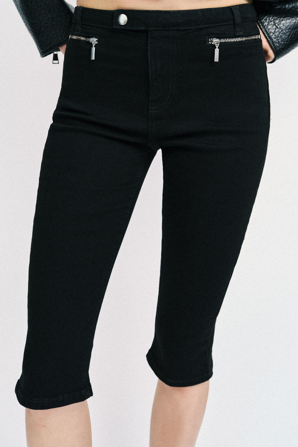 JEANS Z1975 CAPRI TIRO MEDIO CREMALLERAS / Negro