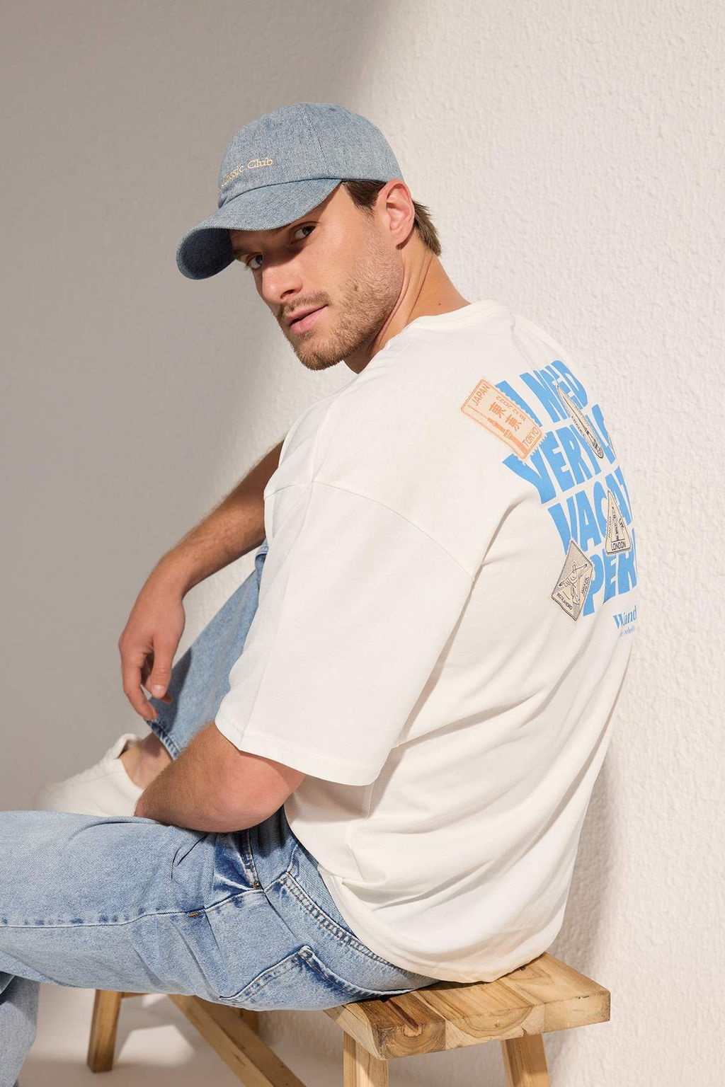 TRENDYOL MAN Ekru Oversize/Genis Kesim Bask?l? %100 Pamuklu T-Shirt TMNSS25TS00223