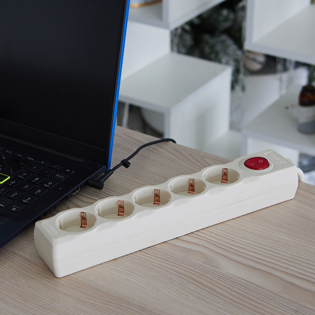 S-GSU5-5 IVORY Cетевой фильтр серии Universal, 5м (Пвс 3*0,75), 5 гнезд, с/з. 10А. Защита от перенапряжения, короткого замыкания. TM Uniel.