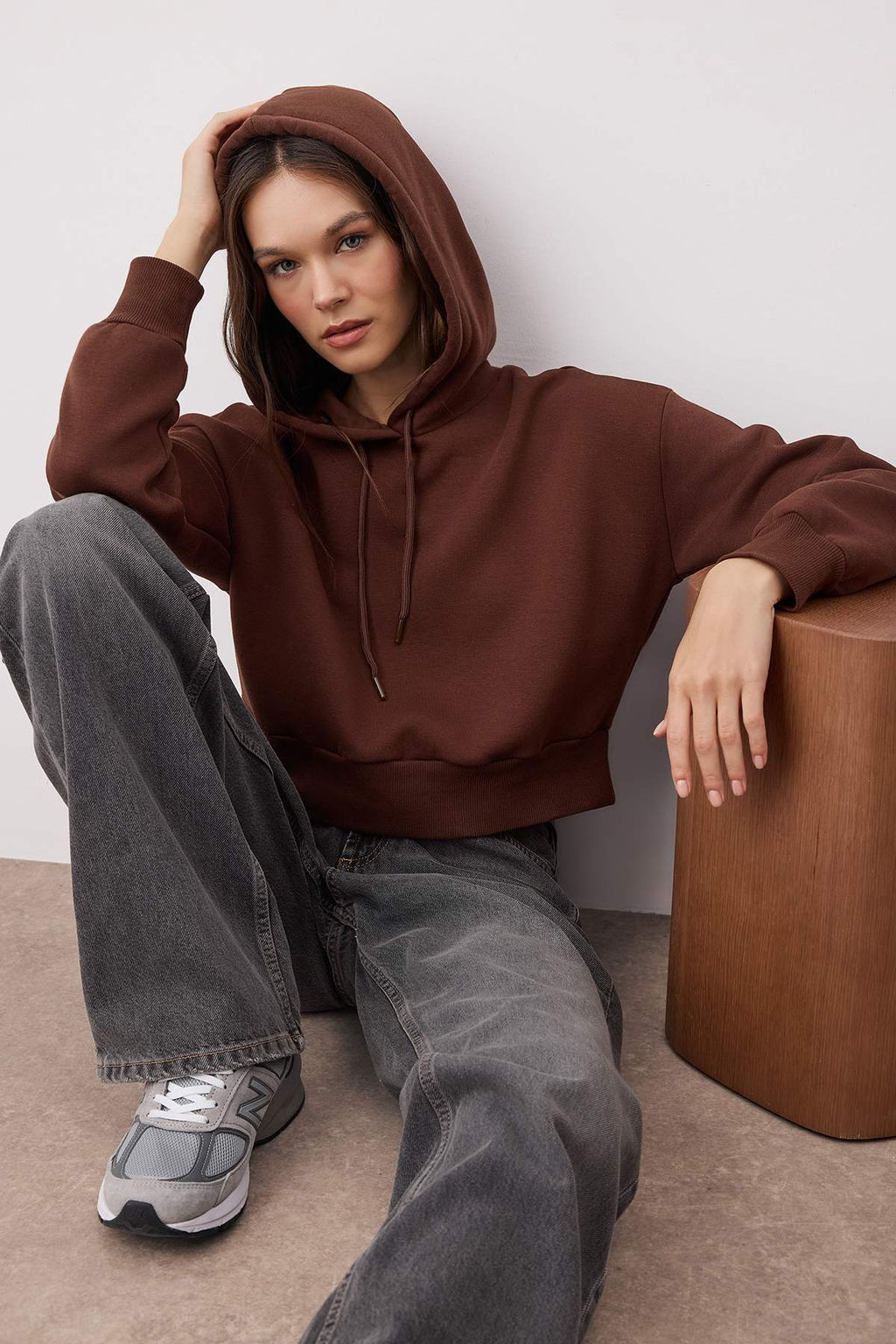 Kahverengi Kal?n Ici Polarl? Kapusonlu Rahat Kesim Crop Basic Orme Sweatshirt TWOAW24SW00105