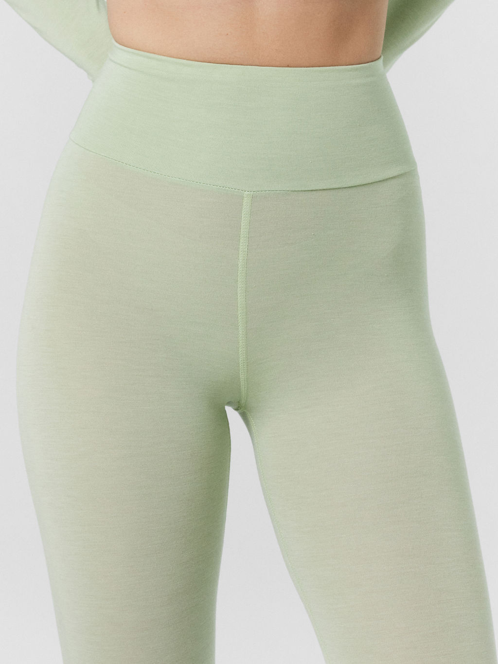 Термолегинсы женские зеленые туманный зеленый 642266 - Mark formelle фото 4